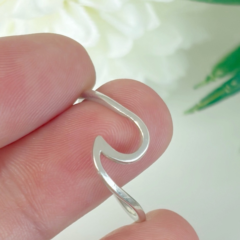 Sterling Silver 925 Wave Ring Size 7 1/2 7.5 Boho Minimalist Good Condition